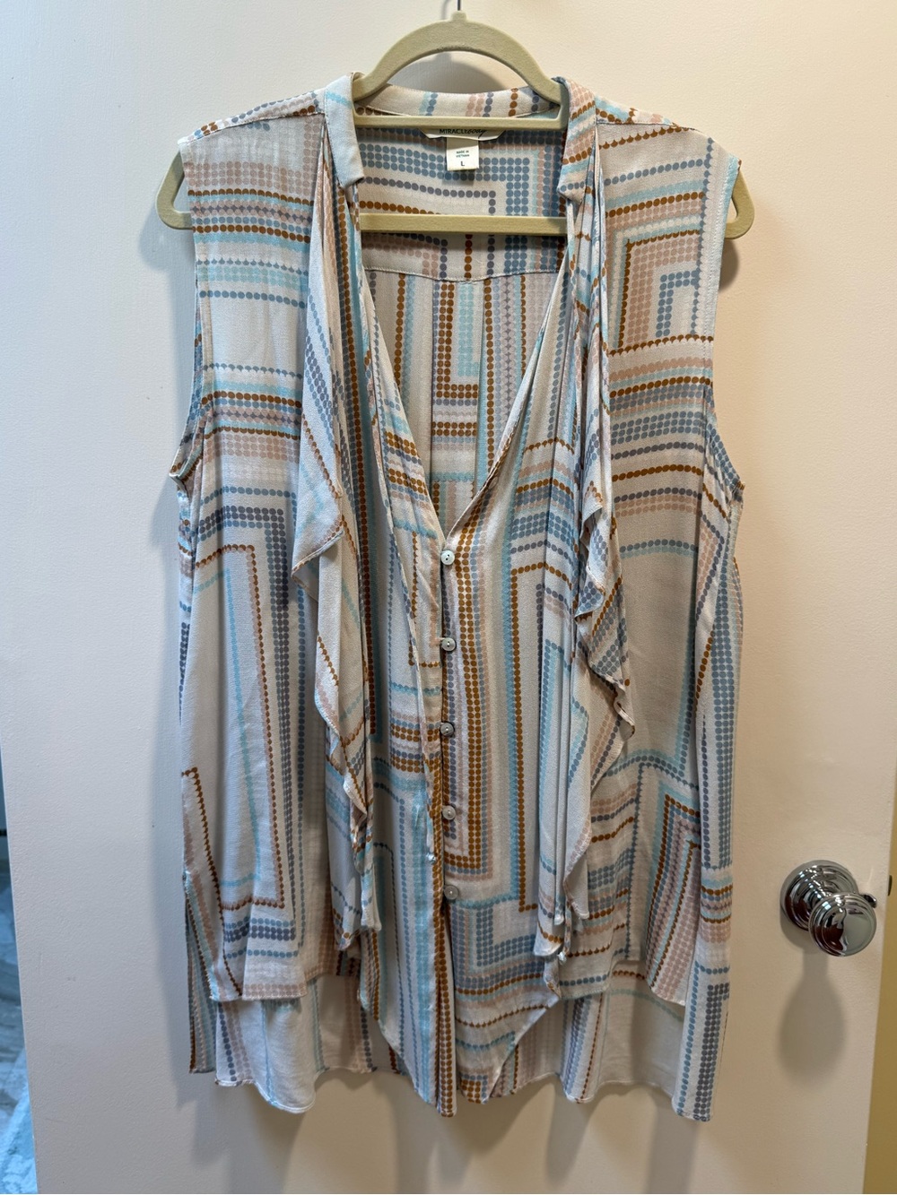 Sleeveless V-Neck Button Front Top Blouse with Geometric Print